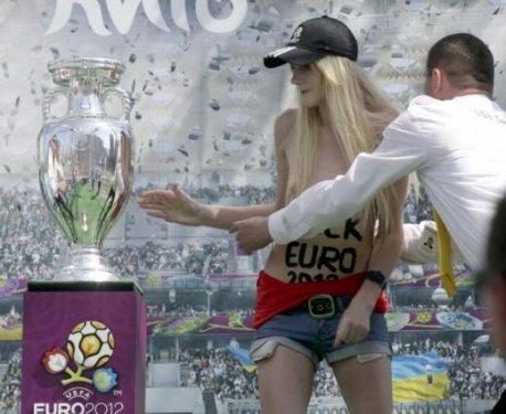 FEMEN üyesi Euro 2012 kupasına saldırdı - Resim 12