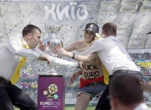 FEMEN üyesi Euro 2012 kupasına saldırdı - Resim 9