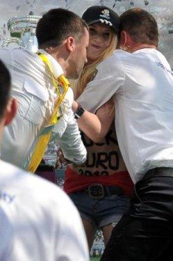FEMEN üyesi Euro 2012 kupasına saldırdı - Resim 3