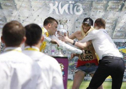 FEMEN üyesi Euro 2012 kupasına saldırdı - Resim 16