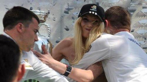 FEMEN üyesi Euro 2012 kupasına saldırdı - Resim 8