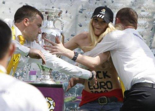FEMEN üyesi Euro 2012 kupasına saldırdı - Resim 13