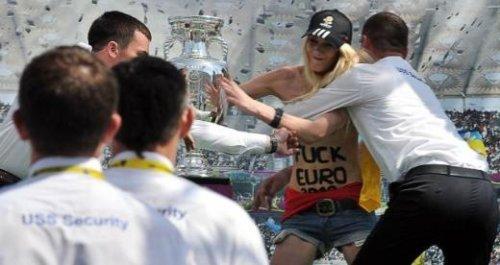 FEMEN üyesi Euro 2012 kupasına saldırdı - Resim 4
