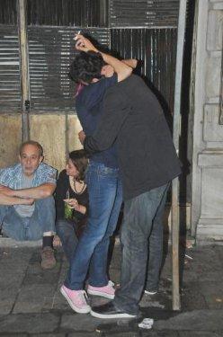 Arka Sıradakiler'in Oktay'ı sevgilisiyle sarmaşdolaş - Resim 1