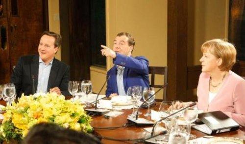 G8 Zirvesi'nde espiriler havada uçuştu