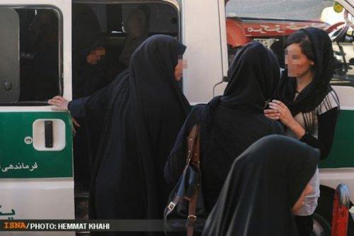 İran polisi sokaktan kadınları böyle topluyor - Resim 14