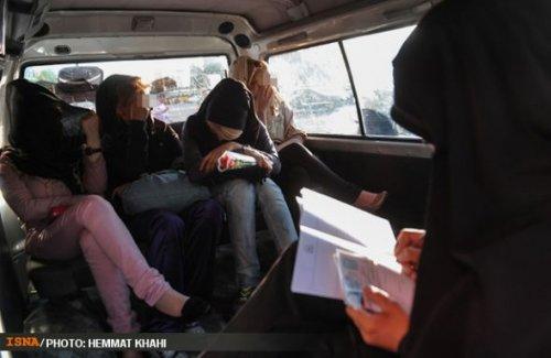 İran polisi sokaktan kadınları böyle topluyor - Resim 1