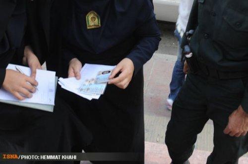 İran polisi sokaktan kadınları böyle topluyor - Resim 4