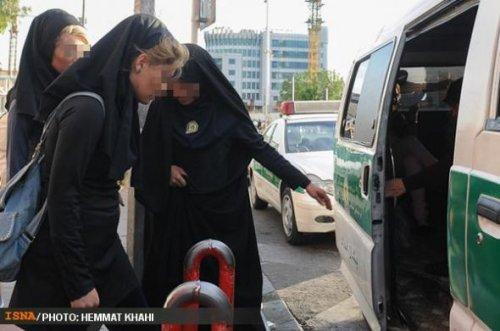 İran polisi sokaktan kadınları böyle topluyor - Resim 23