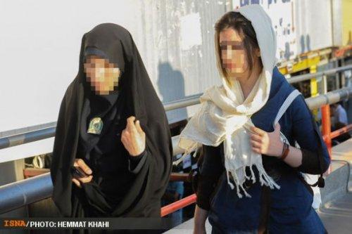 İran polisi sokaktan kadınları böyle topluyor - Resim 16