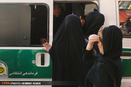 İran polisi sokaktan kadınları böyle topluyor - Resim 15