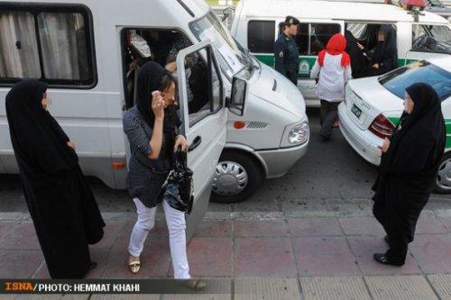 İran polisi sokaktan kadınları böyle topluyor - Resim 17