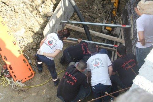 Toprak altından 7 saat sonra kurtarıldı - Resim 1