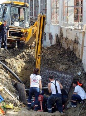Toprak altından 7 saat sonra kurtarıldı - Resim 6