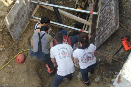 Toprak altından 7 saat sonra kurtarıldı - Resim 3