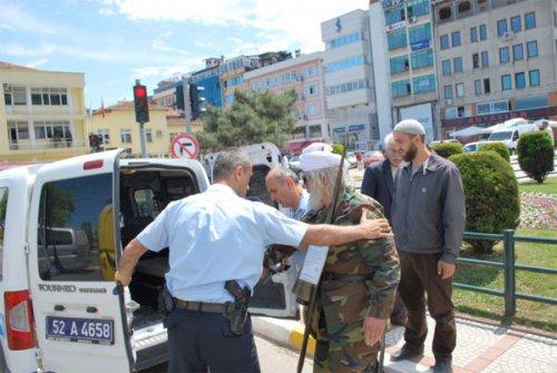 Polise kılıçla saldırdı - Resim 4