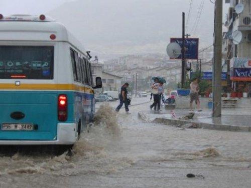 İzmir'de şiddetli yağış - Resim 8