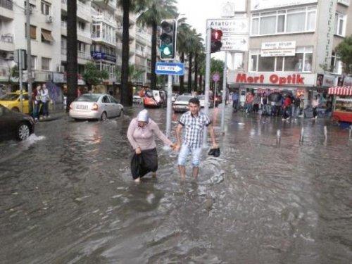 İzmir'de şiddetli yağış - Resim 19