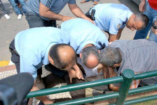 Polise kılıçla saldırdı - Resim 2