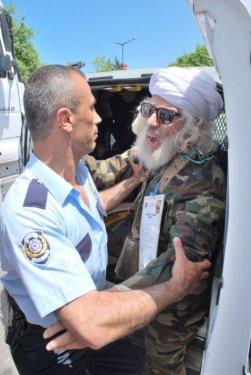 Polise kılıçla saldırdı - Resim 1