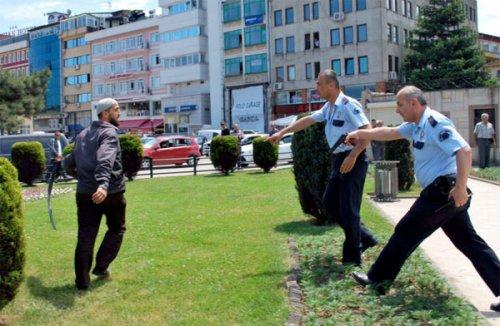 Polise kılıçla saldırdı - Resim 3