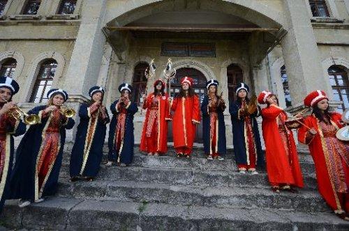 Dünyanın ilk kadın mehteran takımı