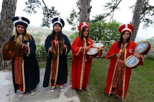 Dünyanın ilk kadın mehteran takımı