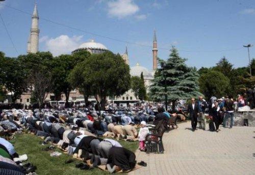 Ayasofya'da öğle namazı - Resim 10