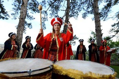 Dünyanın ilk kadın mehteran takımı