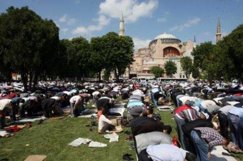 Ayasofya'da öğle namazı - Resim 17