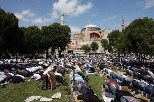 Ayasofya'da öğle namazı - Resim 9