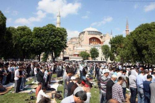 Ayasofya'da öğle namazı - Resim 16