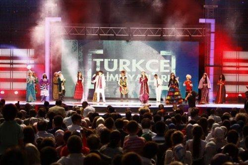Türkçe Olimpiyatları finaline ünlü akını