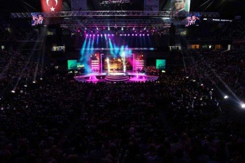 Türkçe Olimpiyatları finaline ünlü akını