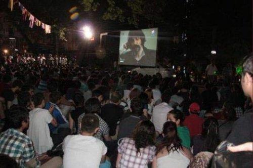 Behzat Ç'nin sezon finalini sokakta izlediler