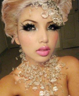 Makyajla benzeyemeyeceği ünlü yok