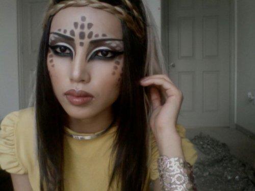 Makyajla benzeyemeyeceği ünlü yok