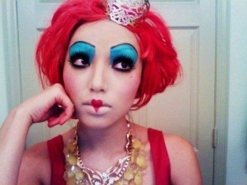 Makyajla benzeyemeyeceği ünlü yok