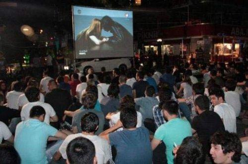 Behzat Ç'nin sezon finalini sokakta izlediler