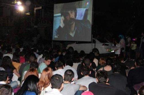 Behzat Ç'nin sezon finalini sokakta izlediler