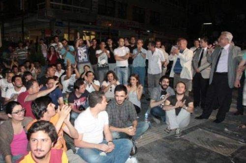 Behzat Ç'nin sezon finalini sokakta izlediler