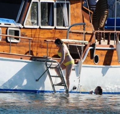 Deniz Seki bikinili yakalandı - Foto Galeri