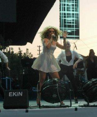 Hadise Manisa konserinde de frikik verdi