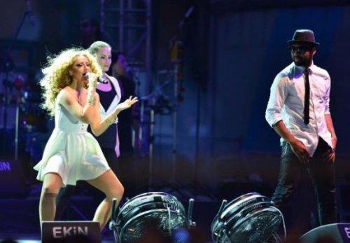 Hadise Manisa konserinde de frikik verdi