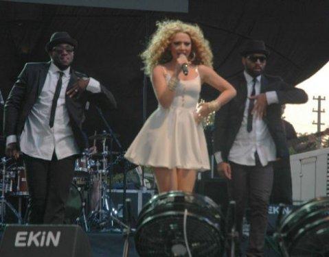 Hadise Manisa konserinde de frikik verdi