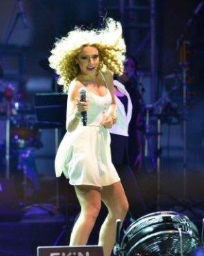 Hadise Manisa konserinde de frikik verdi