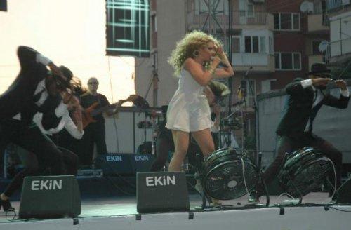 Hadise Manisa konserinde de frikik verdi