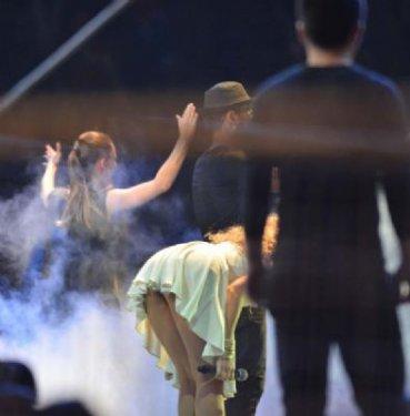 Hadise Manisa konserinde de frikik verdi