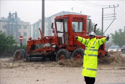 Sel Karadeniz'i vurdu