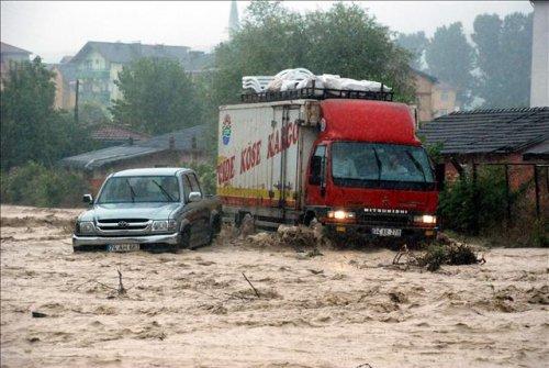 Sel Karadeniz'i vurdu